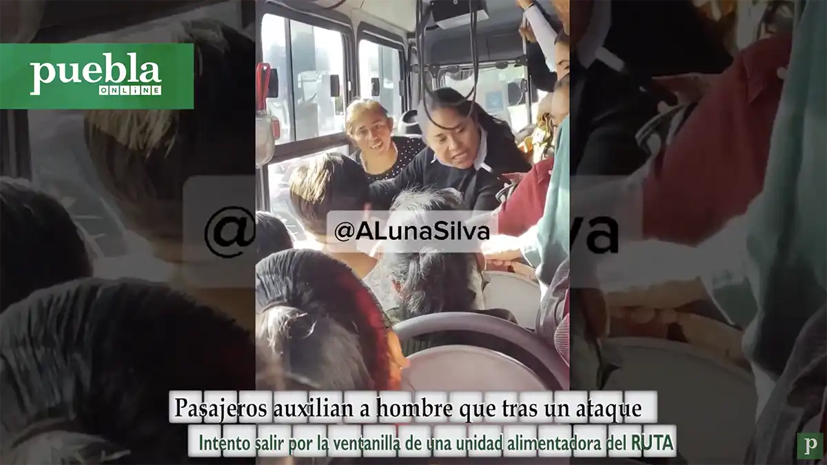 Pasajeros auxilian a hombre que, tras un ataque, intento salir por la ventanilla del RUTA en Puebla